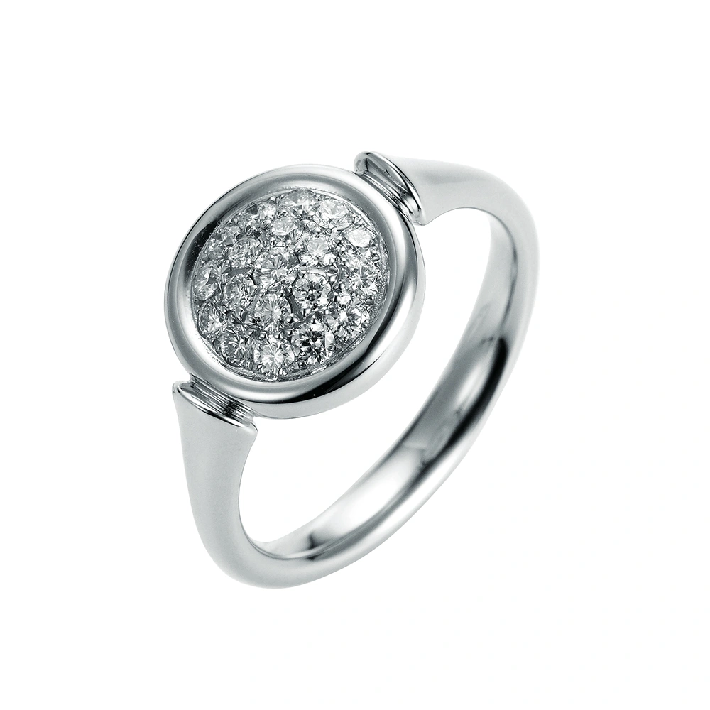 Ring Candy aus Weißgold mit Pavé aus 19 Brillanten, kunstvoll im Pavé-Design gefasst, 11 mm Durchmesser.