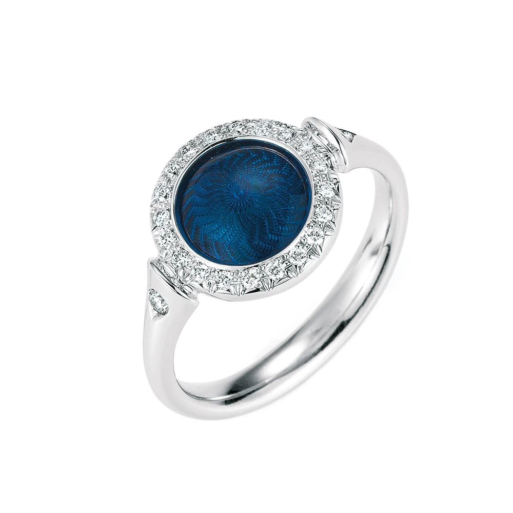 Ring Candy aus Weißgold mit rundem, leicht gewölbtem Kopf, petrolblauer Emaille im Windmühlenmuster und 22 Brillanten, Durchmesser 12,2 mm.