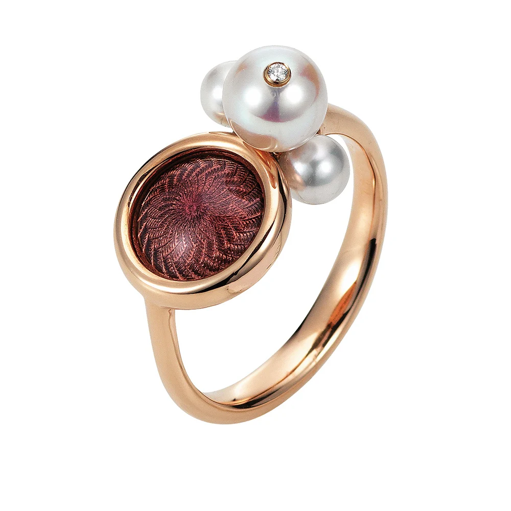 Ring Candy aus Gelbgold mit gewölbter purpurner Emaillefläche über Windmühlen-Guilloché, verziert mit drei Akoya-Perlen, davon eine mit Brillant.