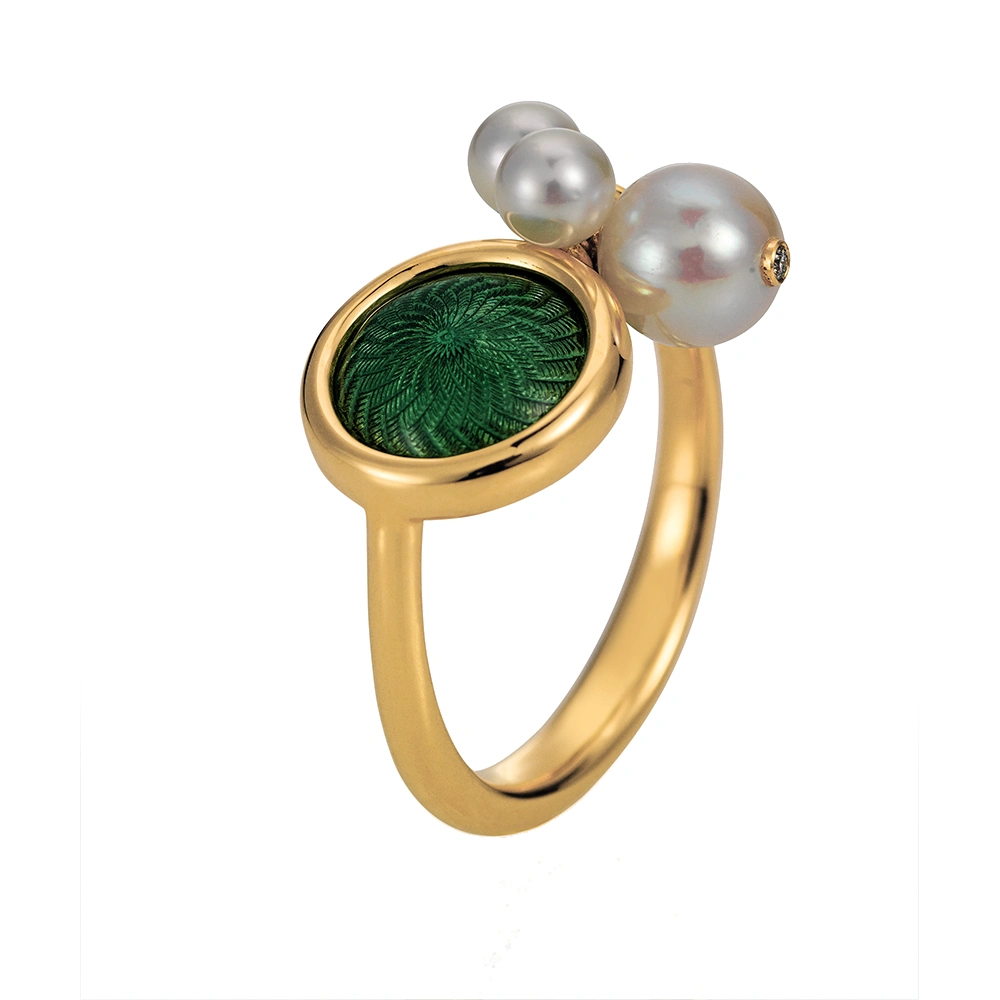 Ring Candy aus Gelbgold mit gewölbter helltürkisfarbener Emaillefläche über Windmühlen-Guilloché, verziert mit drei Akoya-Perlen, davon eine mit Brillant.