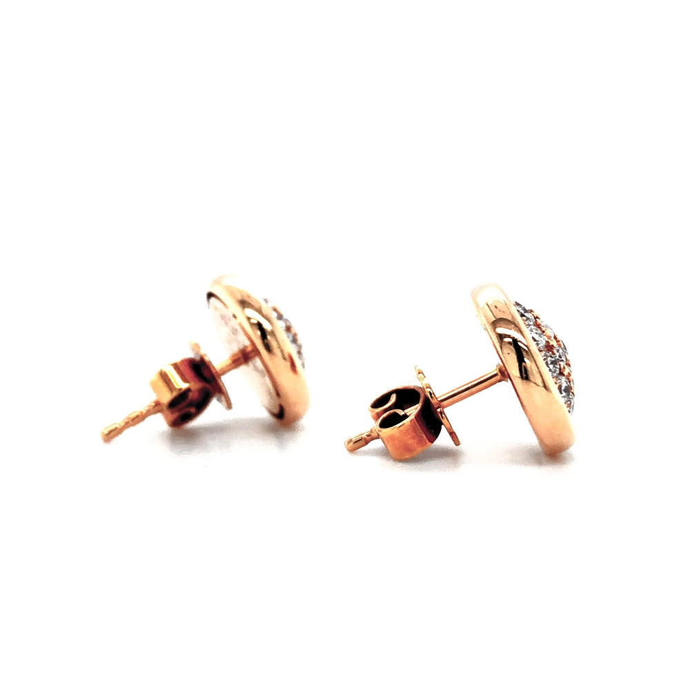 Round Candy ear stud in rose gold with diamond pavé of 38 brilliant-cut diamonds, encircled by a rounded edge, 11.6 mm diameter.