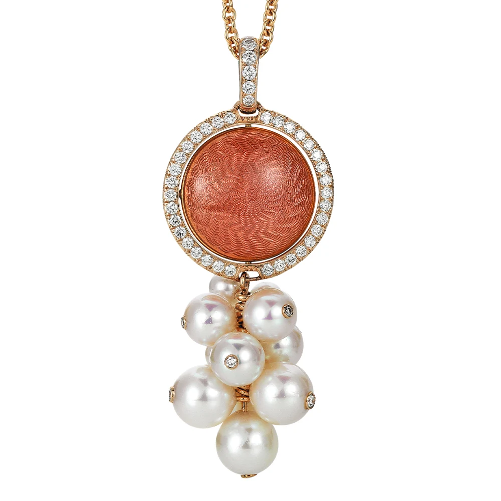 Drehanhänger Candy aus Roségold mit runder, leicht gewölbter Fläche in Rosa und Purpur Emaille über Windmühlen-Guilloché, eingefasst von 48 Brillanten und verziert mit 9 beweglich arrangierten Akoya-Zuchtperlen.
