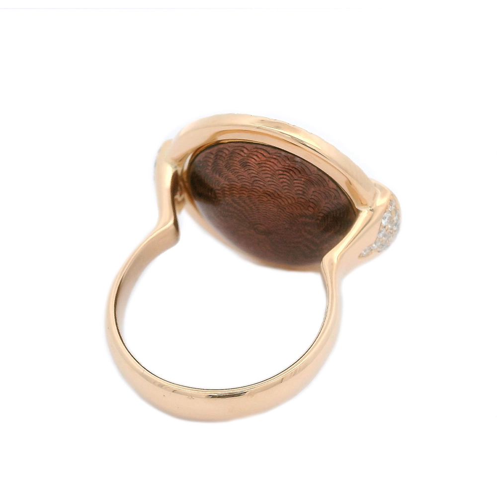 Swivel ring Candy in rose gold with a round domed centre lens that can be turned to show pink or purple enamel, decorated with a windmill guilloché pattern and framed with 78 diamonds, 20 x 22 mm.