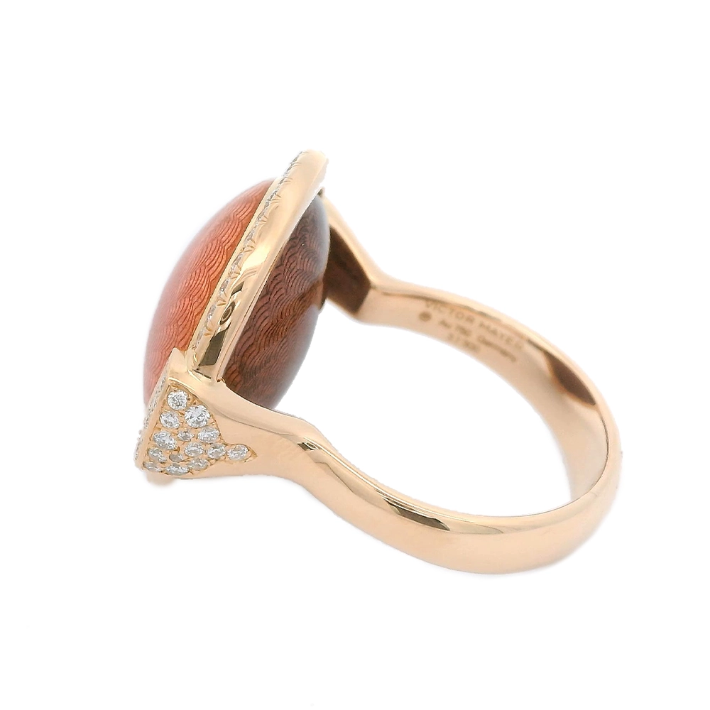 Swivel ring Candy in rose gold with a round domed centre lens that can be turned to show pink or purple enamel, decorated with a windmill guilloché pattern and framed with 78 diamonds, 20 x 22 mm.