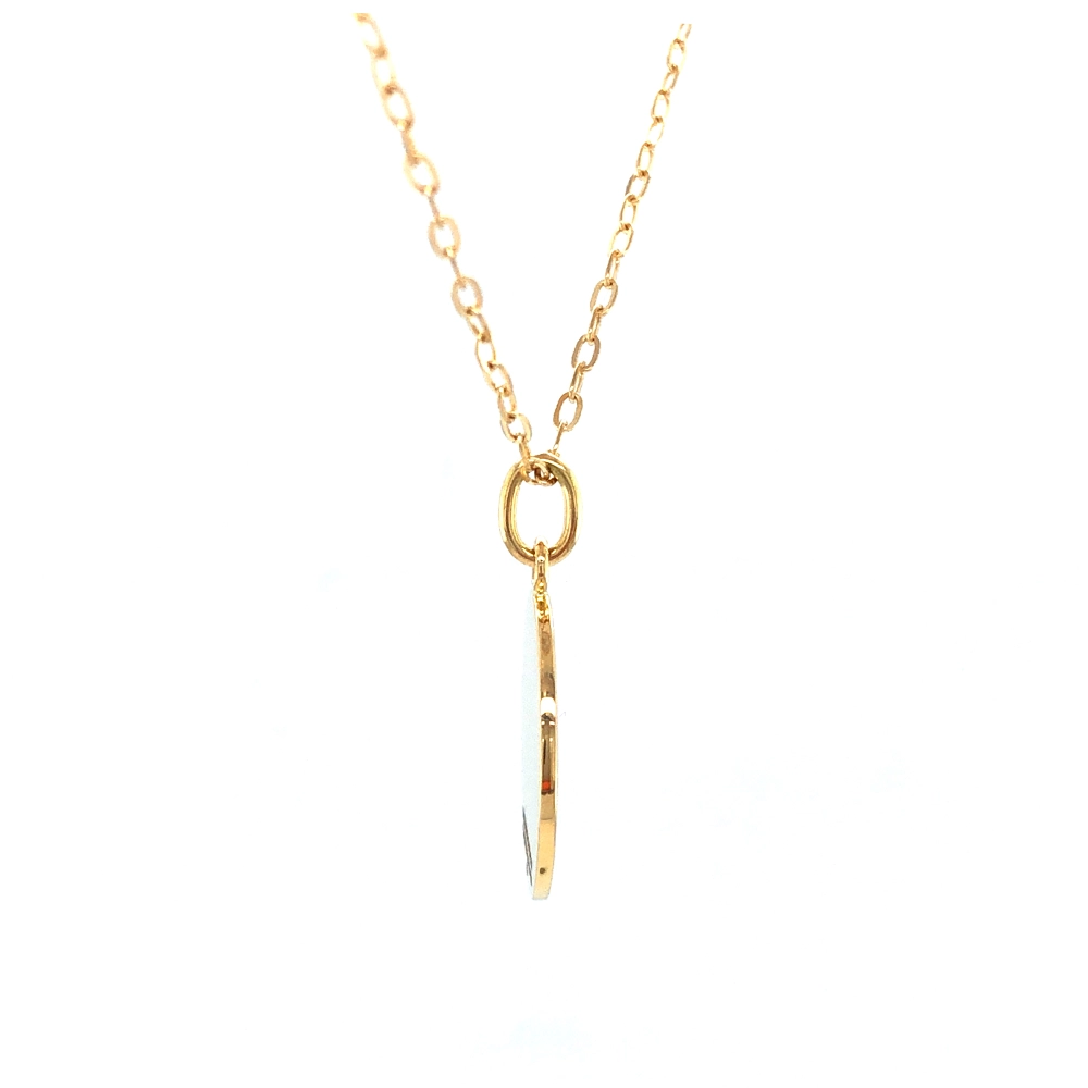 Small round pendant made of yellow gold, about the size of a small coin. The front shimmers in emerald green translucent enamel with a fine wave pattern. At the center lies a tiny hexagonal gold insert shaped as a star with microscopic relief details.
