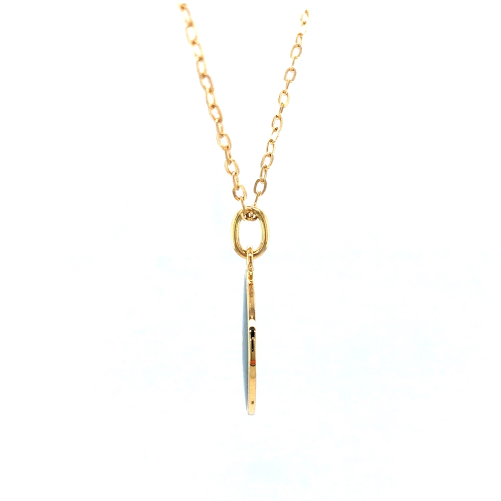Small round pendant made of yellow gold, about the size of a small coin. The front shimmers in emerald green translucent enamel with a fine wave pattern. At the center lies a tiny hexagonal gold insert shaped as a star with microscopic relief details.