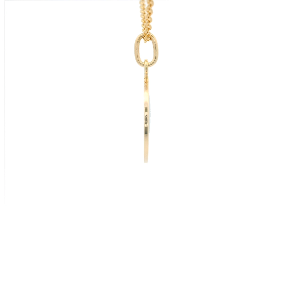 Kleiner runder Anhänger aus Gelbgold, etwa so groß wie eine kleine Münze. Die Vorderseite schimmert mediumblau in durchscheinender Emaille mit feinem Wellenmuster. In der Mitte ist ein winziges sechseckiges Goldplättchen eingelassen, das die Buchstaben V und M als Relief zeigt.