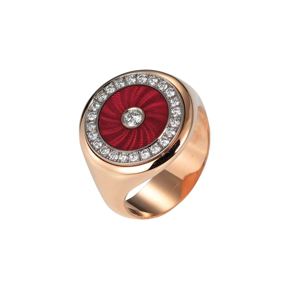 Eleganter runder Ring aus Roségold mit transluzider hellroter Emaille und feinem Wellenmuster. Das Inlay ist von 25 funkelnden Brillanten eingefasst. Die Ringschiene ist unterhalb des Ringkopfes tailliert und auf der Unterseite verbreitert, was Komfort und eine markante Form verleiht.