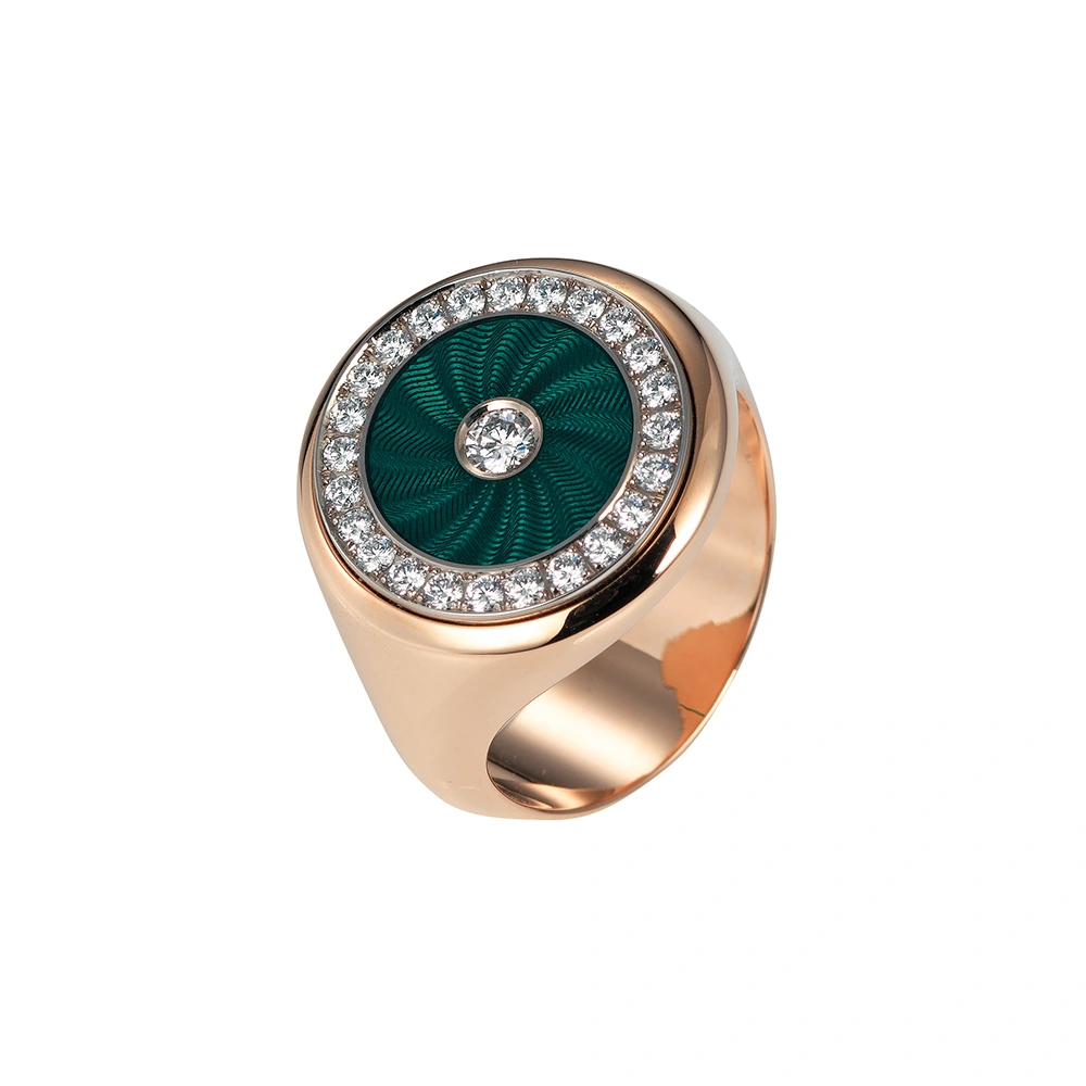 Eleganter runder Ring aus Roségold mit transluzider smaragdgrüner Emaille und feinem Wellenmuster. Das Inlay ist von 25 funkelnden Brillanten eingefasst. Die Ringschiene ist unterhalb des Ringkopfes tailliert und auf der Unterseite verbreitert, was Komfort und eine markante Form verleiht.
