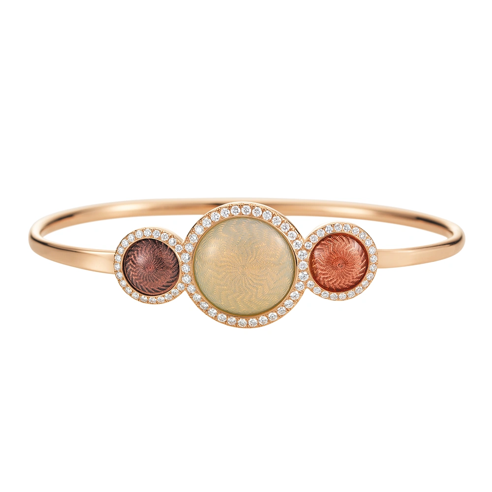 Armreif Candy aus Roségold mit drei runden, leicht gewölbten Emaille-Elementen in Purpur, Rosa und opalisierendem Weiß, jeweils über Windmühlen-Guilloché, umrahmt von Brillantkränzen; seitlich zu öffnender Mechanismus; Innendurchmesser 64 mm.