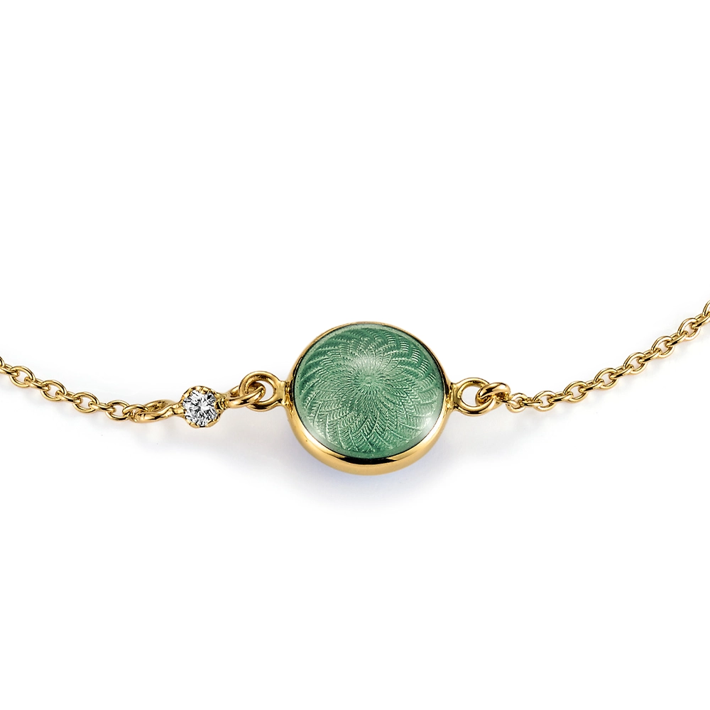 Rundes Armband Candy aus Gelbgold mit beidseitig emaillierter, helltürkisfarbener Feueremaille über Windmühlen-Guilloché, funkelndem Brillant in der Ankerkette und guillochiertem Sechseck-Plättchen am Verschluss, Durchmesser 20,2 mm, Länge 19 cm.
