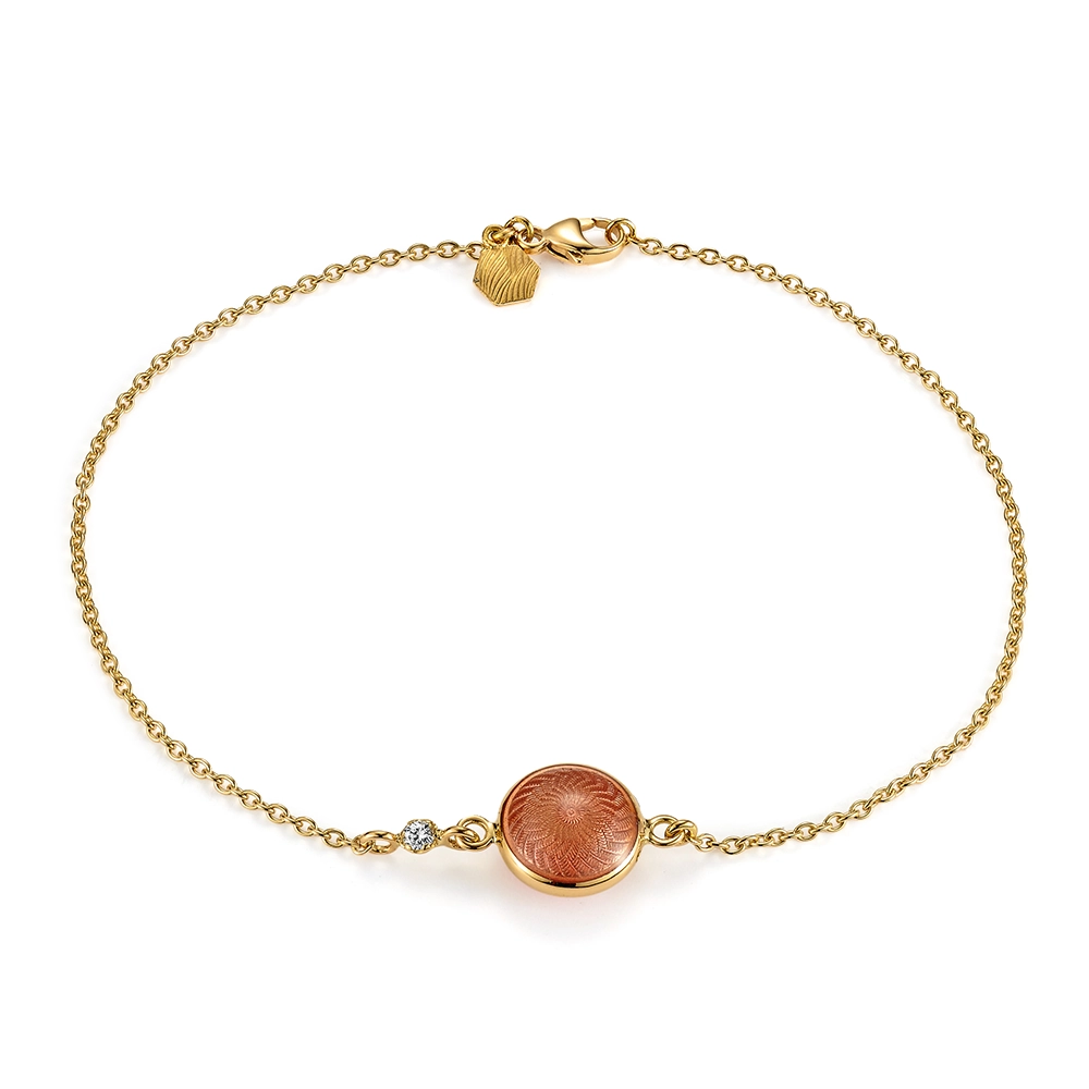 Rundes Armband Candy aus Gelbgold mit beidseitig emaillierter, rosafarbener Feueremaille über Windmühlen-Guilloché, funkelndem Brillant in der Ankerkette und guillochiertem Sechseck-Plättchen am Verschluss, Durchmesser 20,2 mm, Länge 19 cm.