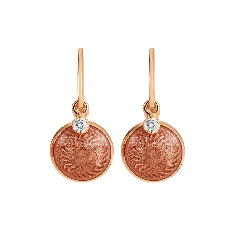Runde Ohrhaken Candy aus Roségoldmit rosafarbener Feueremaille über Windmühlen-Guilloché, zwei Brillanten, einer davon beweglich an der Hakenfassung, Durchmesser 10 mm.