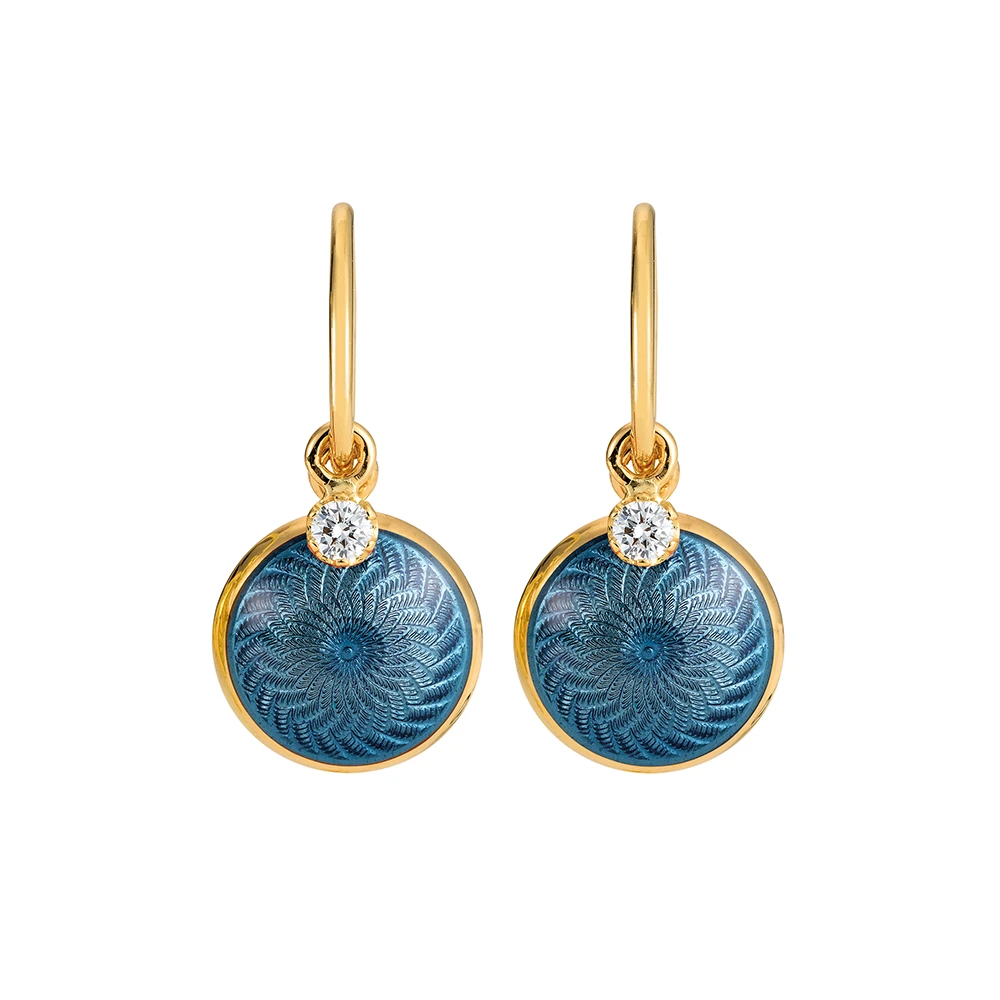 Runde Ohrhaken Candy aus Gelbgold mit mediumblauer Feueremaille über Windmühlen-Guilloché, zwei Brillanten, einer davon beweglich an der Hakenfassung, Durchmesser 10 mm.