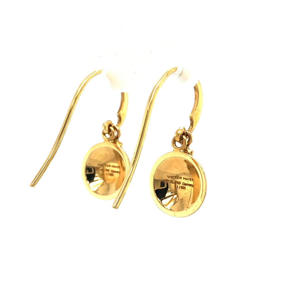 Runde Ohrhaken Candy aus Gelbgold mit mediumblauer Feueremaille über Windmühlen-Guilloché, zwei Brillanten, einer davon beweglich an der Hakenfassung, Durchmesser 10 mm.