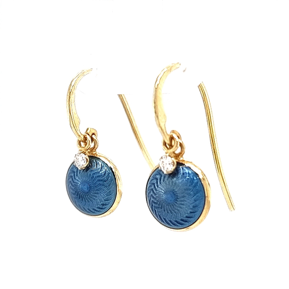 Runde Ohrhaken Candy aus Gelbgold mit mediumblauer Feueremaille über Windmühlen-Guilloché, zwei Brillanten, einer davon beweglich an der Hakenfassung, Durchmesser 10 mm.