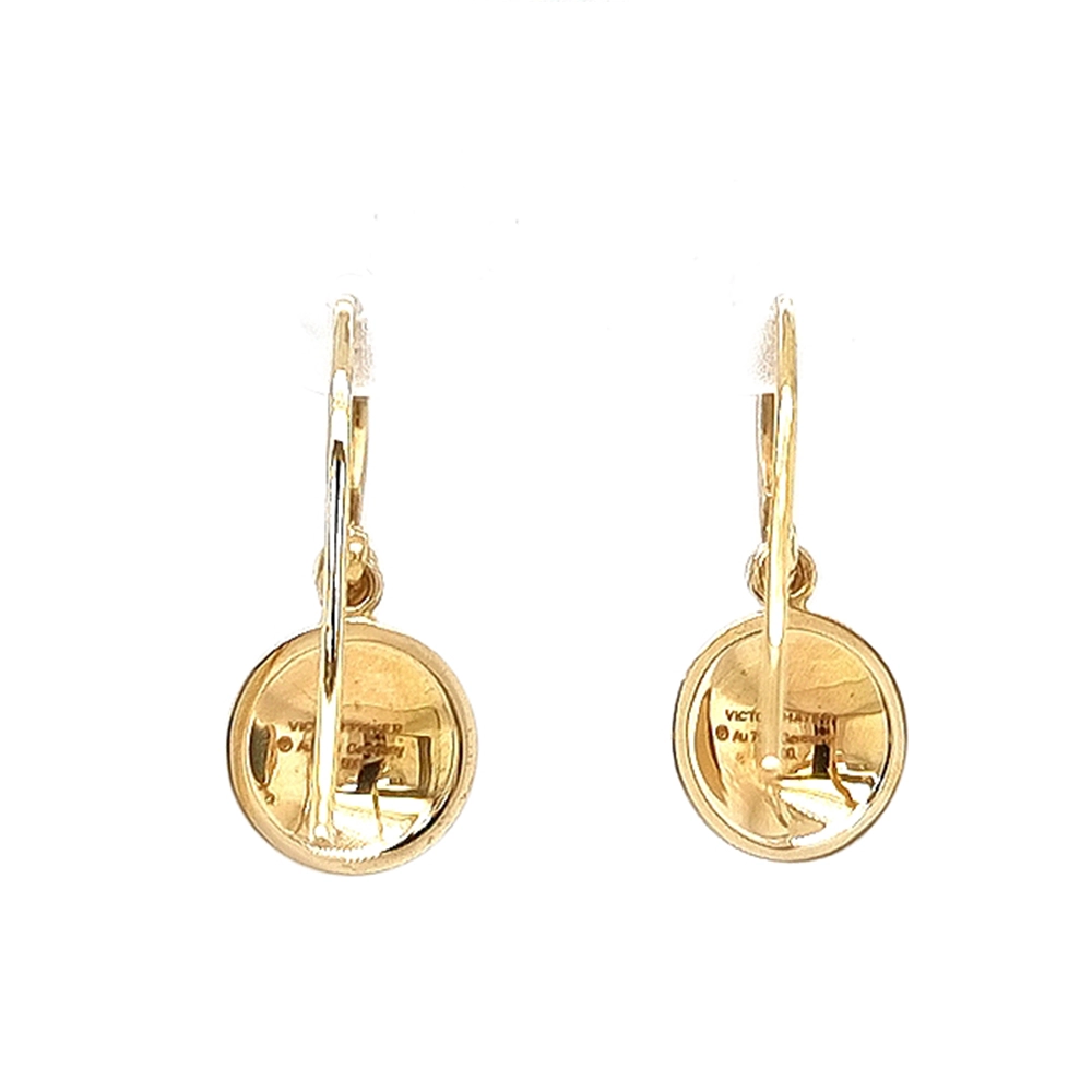 Runde Ohrhaken Candy aus Gelbgold mit mediumblauer Feueremaille über Windmühlen-Guilloché, zwei Brillanten, einer davon beweglich an der Hakenfassung, Durchmesser 10 mm.