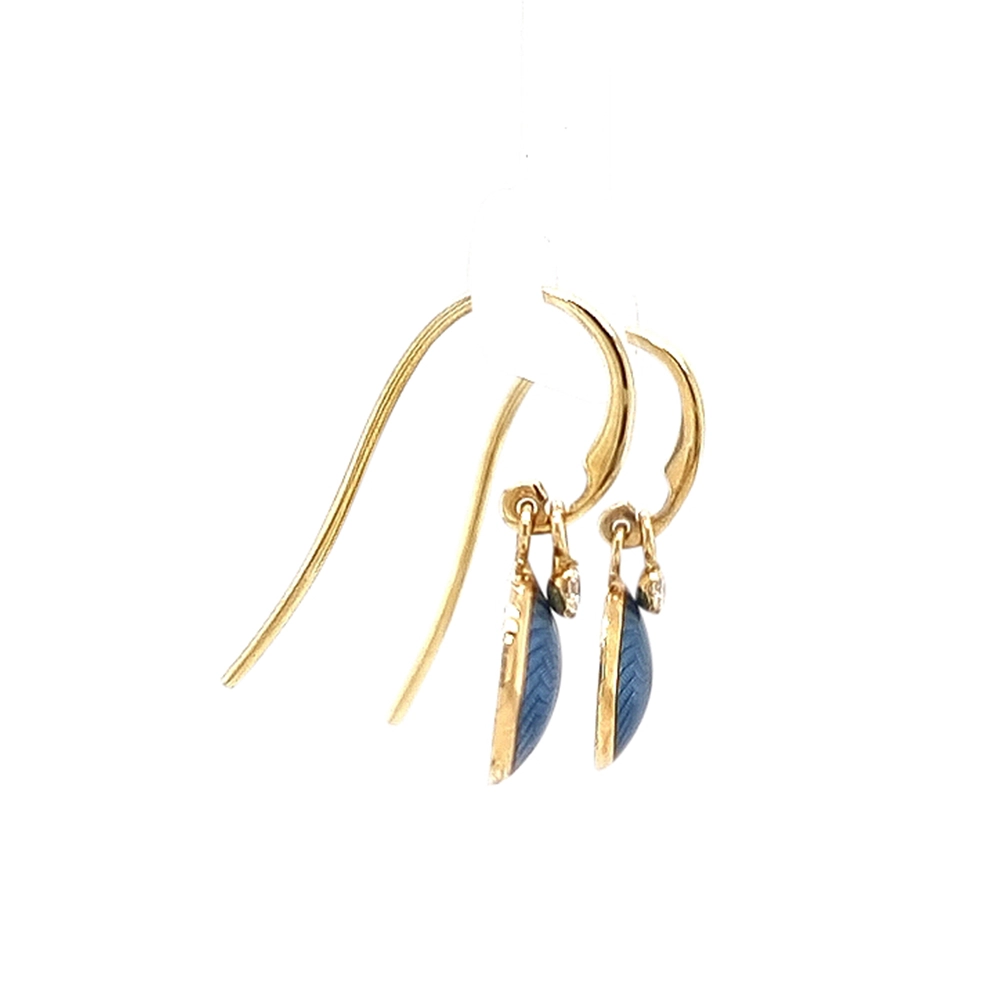 Runde Ohrhaken Candy aus Gelbgold mit mediumblauer Feueremaille über Windmühlen-Guilloché, zwei Brillanten, einer davon beweglich an der Hakenfassung, Durchmesser 10 mm.