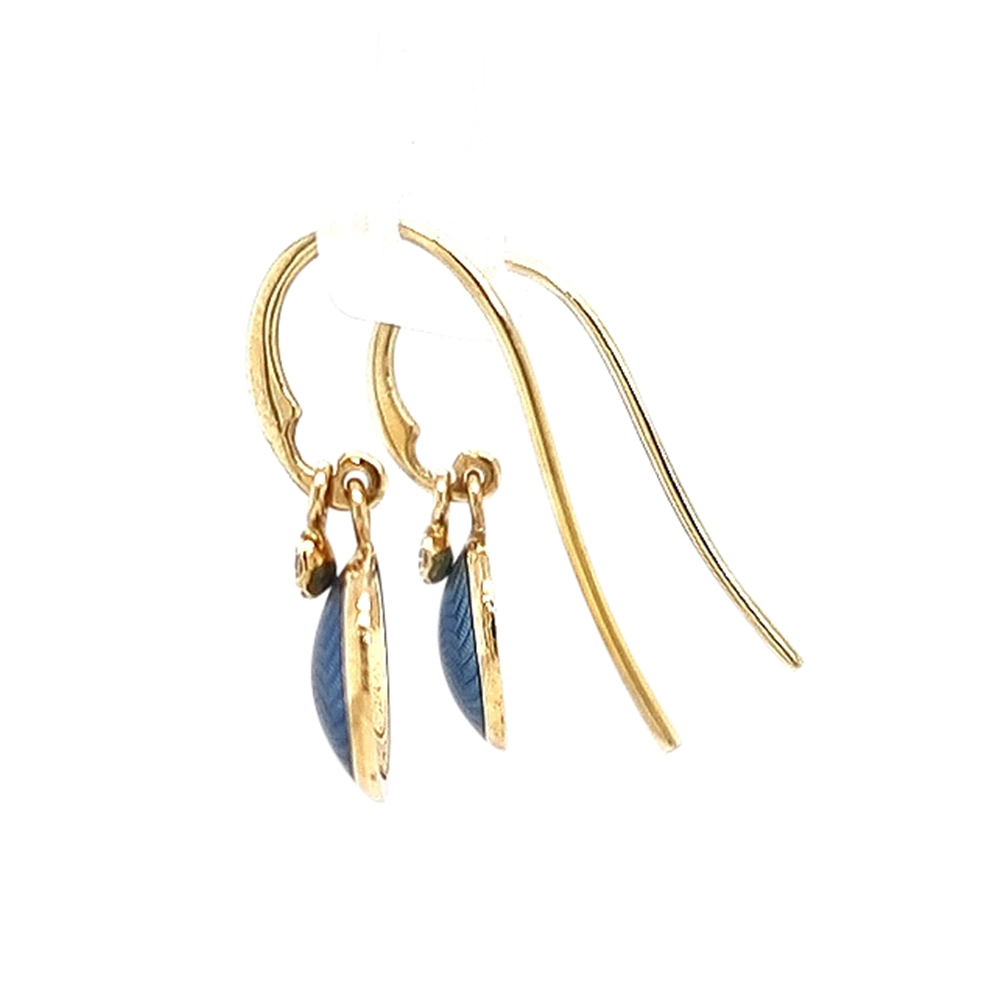 Runde Ohrhaken Candy aus Gelbgold mit mediumblauer Feueremaille über Windmühlen-Guilloché, zwei Brillanten, einer davon beweglich an der Hakenfassung, Durchmesser 10 mm.