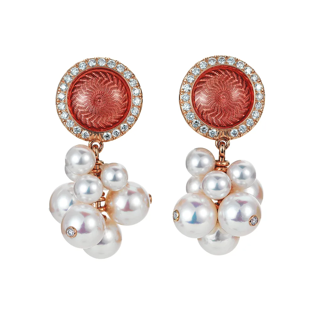 Bouton-Ohrschmuck Candy aus Roségold mit rundem, gewölbtem Kopf in rosafarbener Emaille, eingefasst von Brillanten. Darunter schwingt eine Traube aus 18 weißen Akoya-Zuchtperlen, jede mit einem Brillanten gefasst.