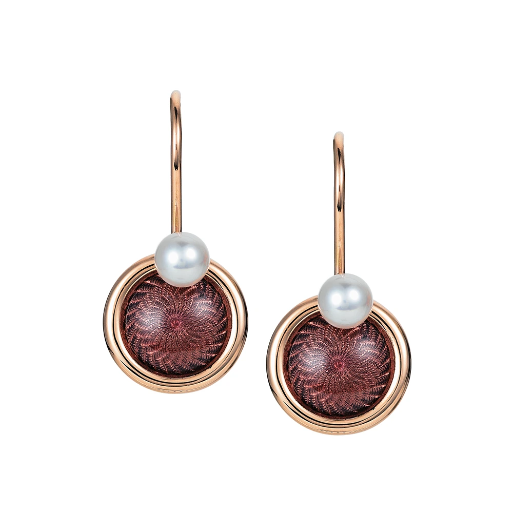 Ohrschmuck Candy aus Roségold mit rundem, leicht gewölbtem Mittelteil, purpurfarbener Emaille im Windmühlenmuster und 2 Akoya Zuchtperlen, Durchmesser 11,6 mm.