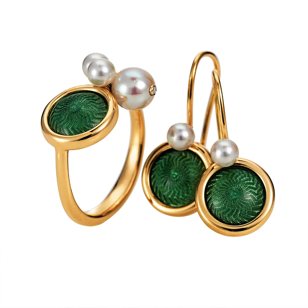 Schmuckset Candy Runde Ohrhaken und Ring aus Gelbgold mit leicht gewölbter helltürkisfarbener Emaille über Windmühlen-Guilloché und einer einzelnen Akoya-Zuchtperle über jeder Emaille-Scheibe, Durchmesser 11,6 mm.