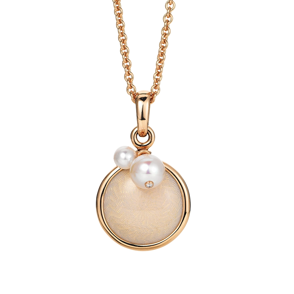 Anhänger Candy aus Roségold mit rundem, leicht gewölbtem Mittelteil, opalweißer Feueremaille im Windmühlenmuster, 1 Brillant und 2 Akoya Zuchtperlen, Durchmesser 17,6 mm.