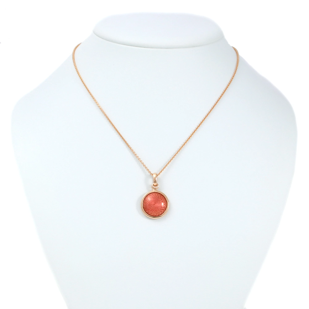 Runder Anhänger Candy aus Roségold mit gewölbter rosafarbener Feueremaillefläche über Windmühlen-Guilloché, Durchmesser 17,6 mm.