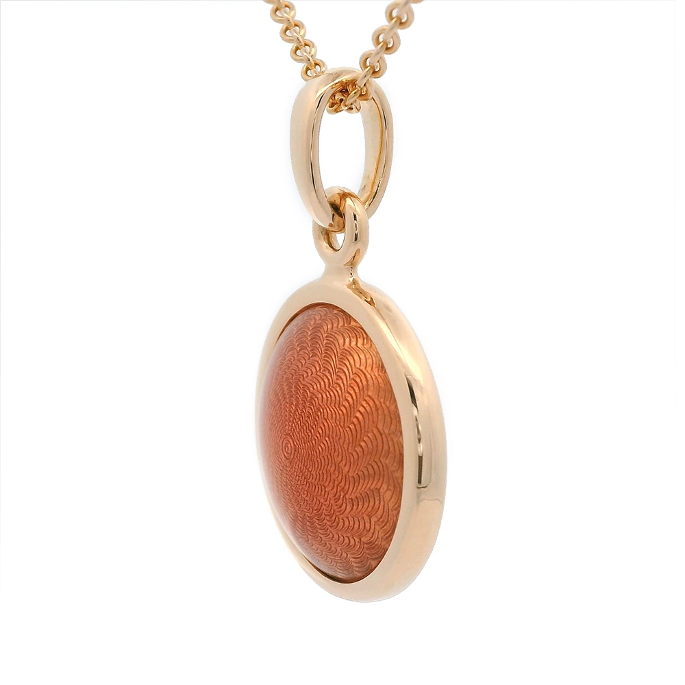 Runder Anhänger Candy aus Roségold mit gewölbter rosafarbener Feueremaillefläche über Windmühlen-Guilloché, Durchmesser 17,6 mm.