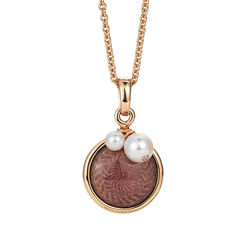 Anhänger Candy aus Roségold mit rundem, leicht gewölbtem Mittelteil, purpurfarbener Feueremaille im Windmühlenmuster, 1 Brillant und 2 Akoya Zuchtperlen, Durchmesser 17,6 mm.