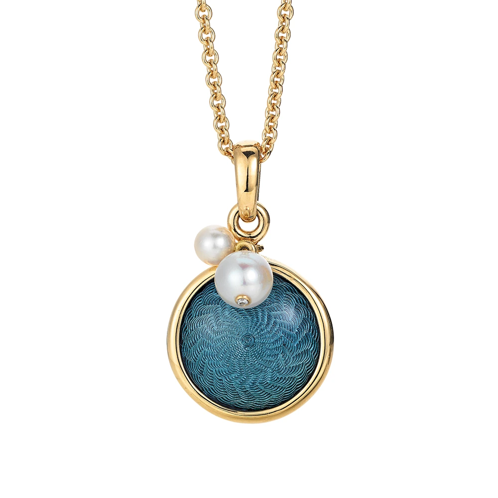 Anhänger Candy aus Gelbgold mit rundem, leicht gewölbtem Mittelteil, mediumblauer Feueremaille im Windmühlenmuster, 1 Brillant und 2 Akoya Zuchtperlen, Durchmesser 17,6 mm.