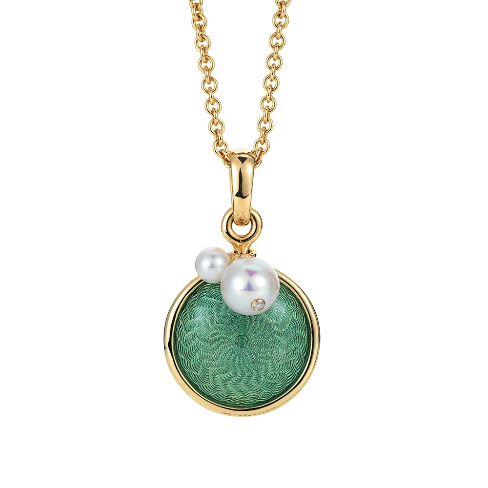 Pendant Candy in yellow gold with round, slightly domed centre, light turquoise enamel in windmill pattern, 1 diamond and 2 Akoya cultured pearls, diameter 17.6 mm.