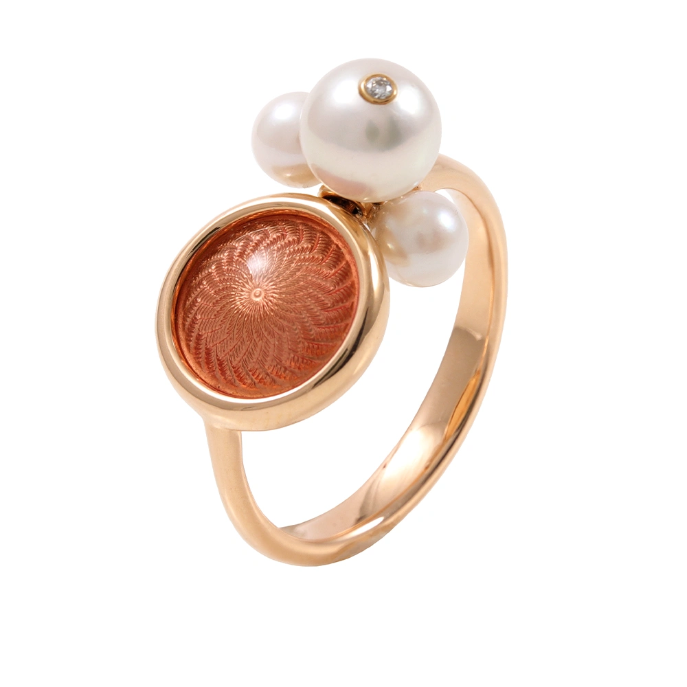 Ring Candy aus Roségold mit gewölbter rosafarbener Emaillefläche über Windmühlen-Guilloché, verziert mit drei Akoya-Perlen, davon eine mit Brillant.