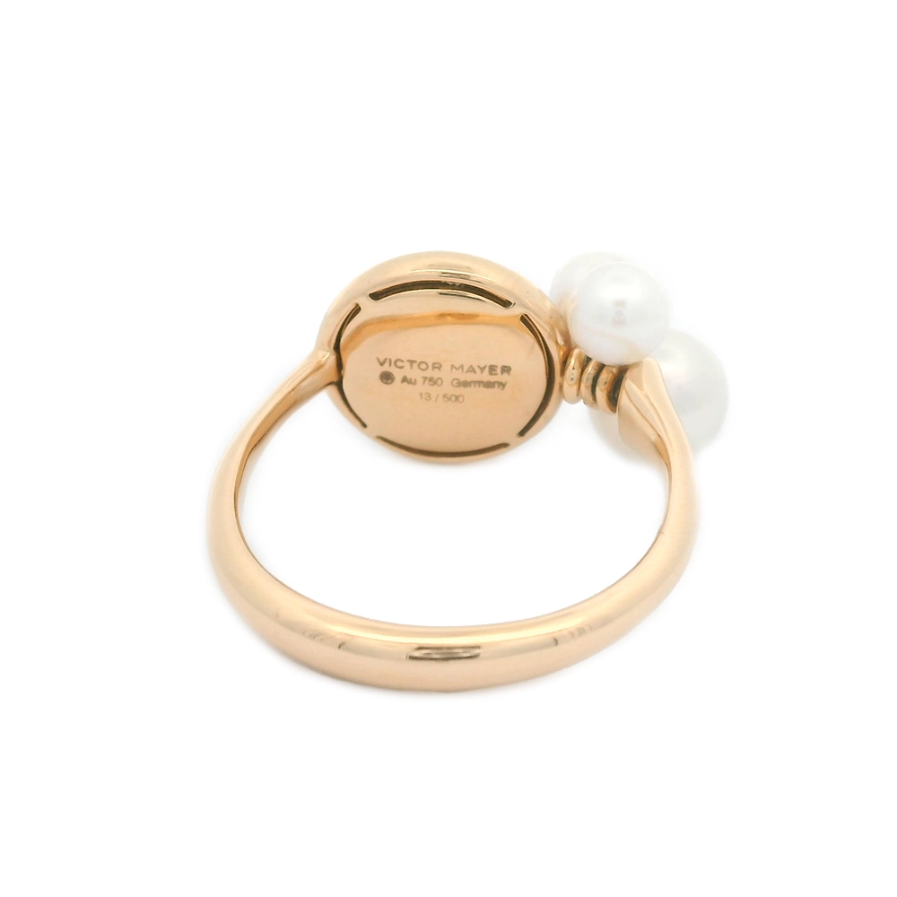 Ring Candy aus Roségold mit gewölbter rosafarbener Emaillefläche über Windmühlen-Guilloché, verziert mit drei Akoya-Perlen, davon eine mit Brillant.
