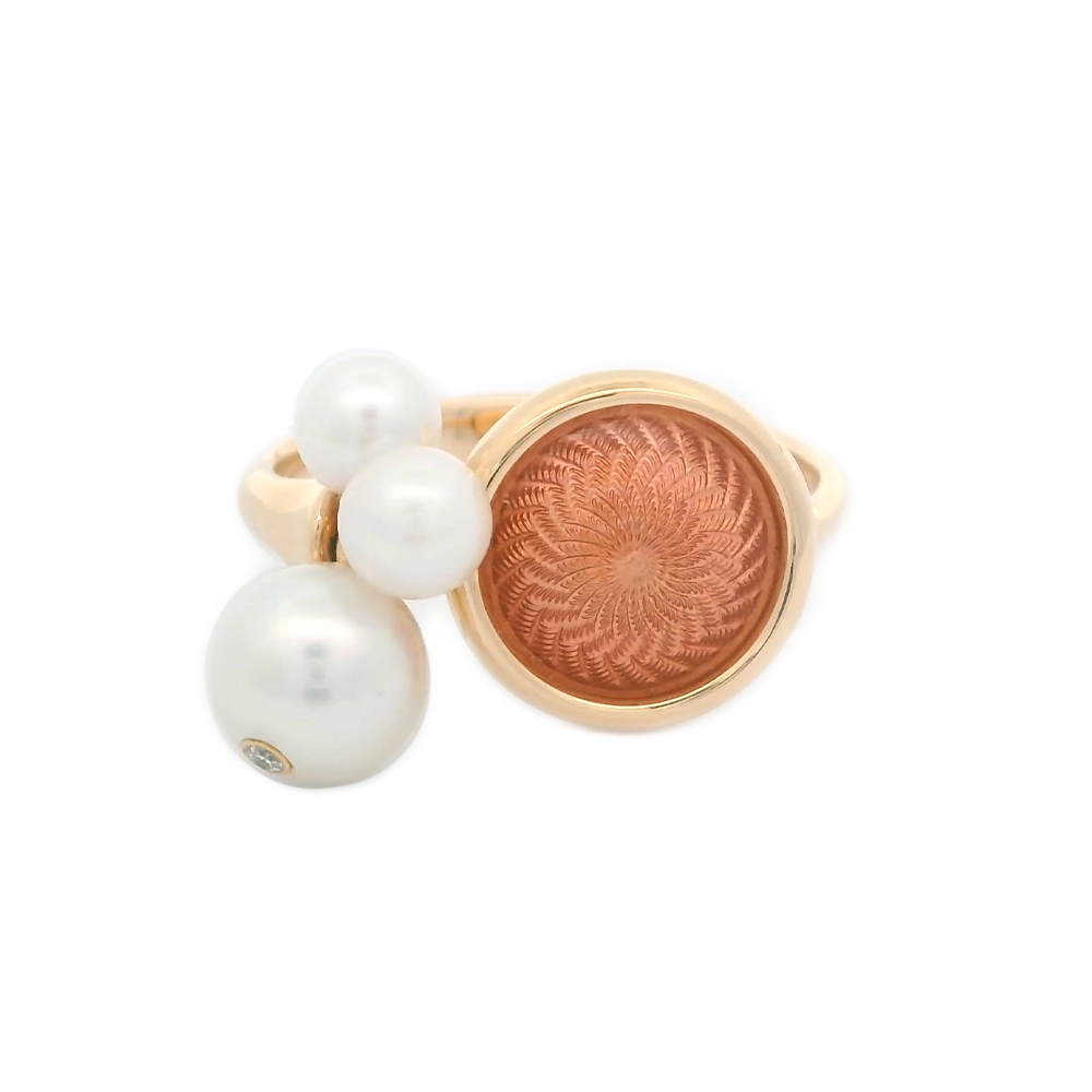 Ring Candy aus Roségold mit gewölbter rosafarbener Emaillefläche über Windmühlen-Guilloché, verziert mit drei Akoya-Perlen, davon eine mit Brillant.