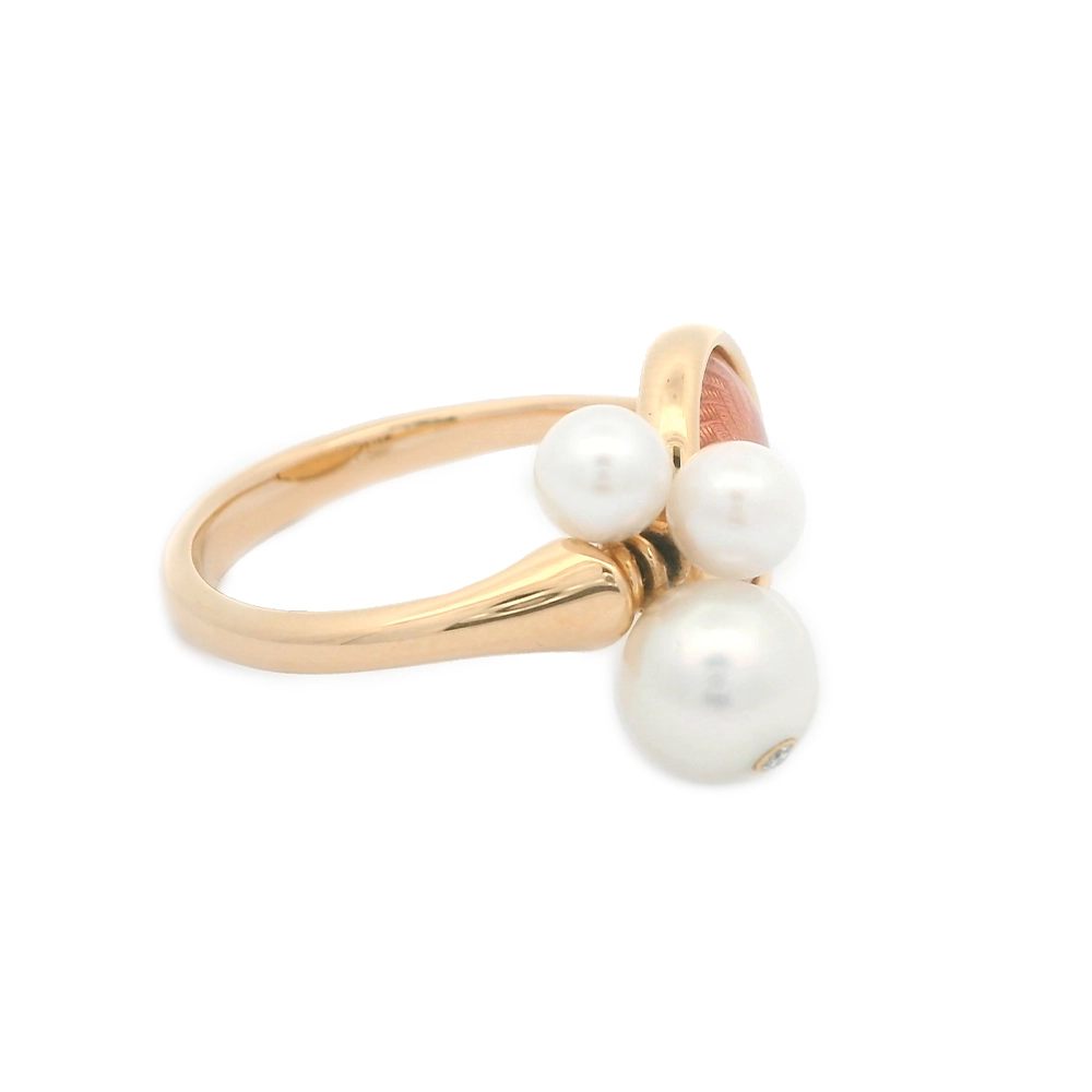 Ring Candy aus Roségold mit gewölbter rosafarbener Emaillefläche über Windmühlen-Guilloché, verziert mit drei Akoya-Perlen, davon eine mit Brillant.
