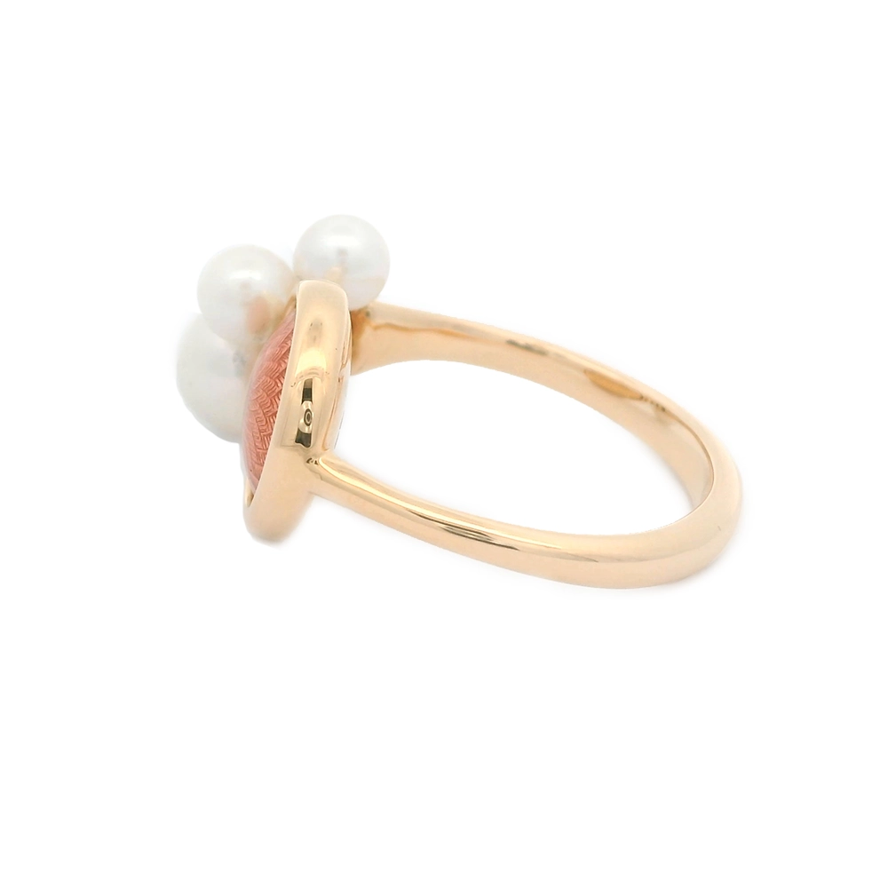 Ring Candy aus Roségold mit gewölbter rosafarbener Emaillefläche über Windmühlen-Guilloché, verziert mit drei Akoya-Perlen, davon eine mit Brillant.