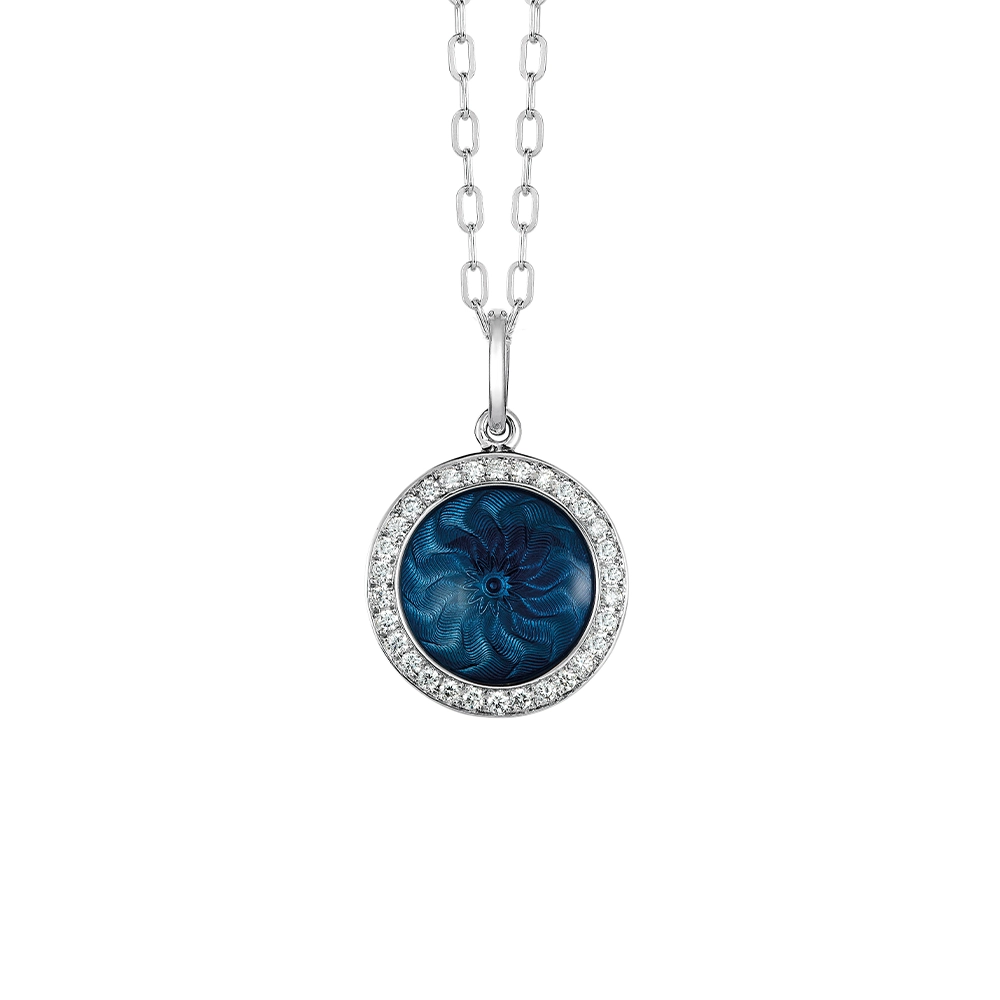 Runder Anhänger Trance aus Weißgold mit konkav gewölbter mittelblauer Feueremaille über Windmühlen Guilloché und feinem Brillantkranz, Durchmesser 12,5 mm.
