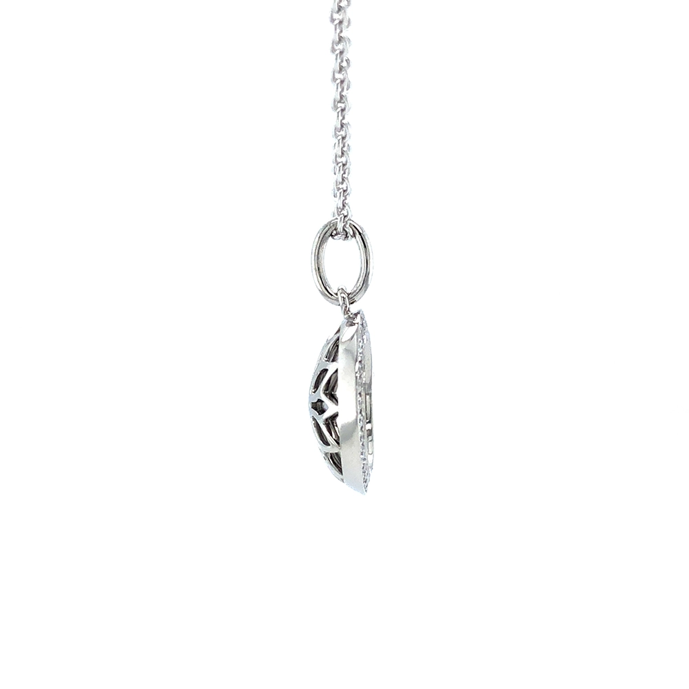 Runder Anhänger Trance aus Weißgold mit konkav gewölbter rosafarbener Feueremaille über Windmühlen Guilloché und feinem Brillantkranz, Durchmesser 12,5 mm.