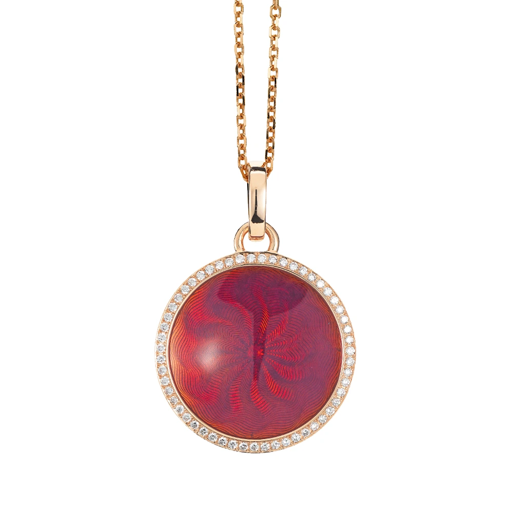 Runder Anhänger Trance aus Roségold mit konkav gewölbter opalisierend himbeerfarbener Feueremaille über Windmühlen Guilloché und feinem Brillantkranz, Durchmesser 24,2 mm.