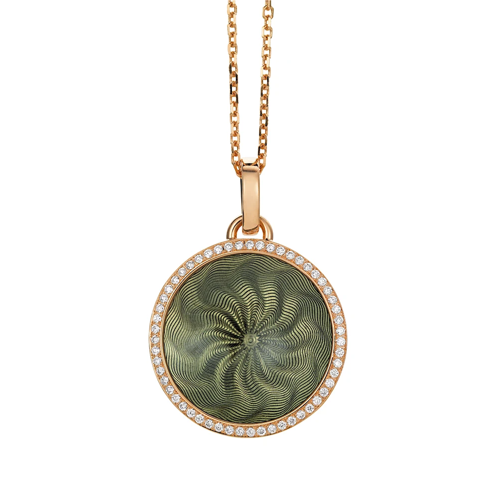 Runder Anhänger Trance aus Roségold mit konkav gewölbter tahitigrauer Feueremaille über Windmühlen Guilloché und feinem Brillantkranz, Durchmesser 24,2 mm.