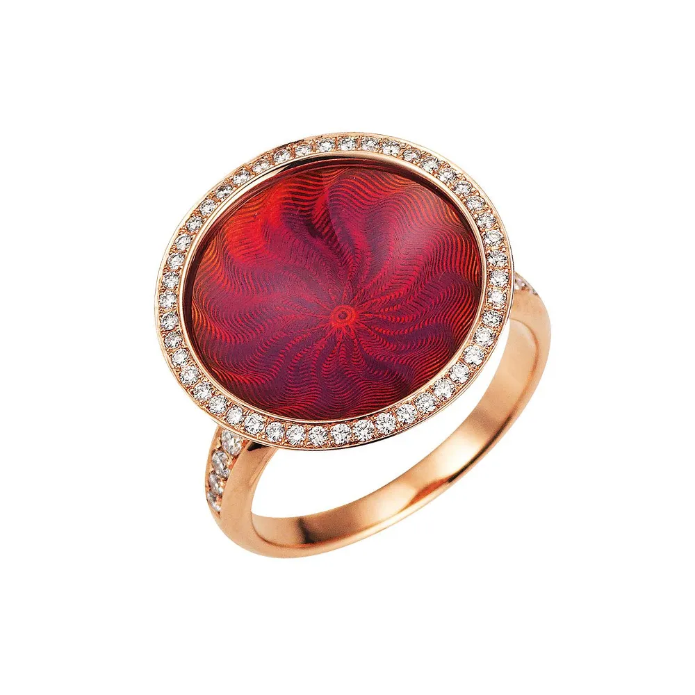 Ring Trance aus Weißgold mit gelbgoldener Basis unter der konkav gewölbten opalhimbeer Feueremaille, Windmühlen Guilloché und umlaufendem Brillantkranz, Ringkopf Durchmesser 18,4 mm.