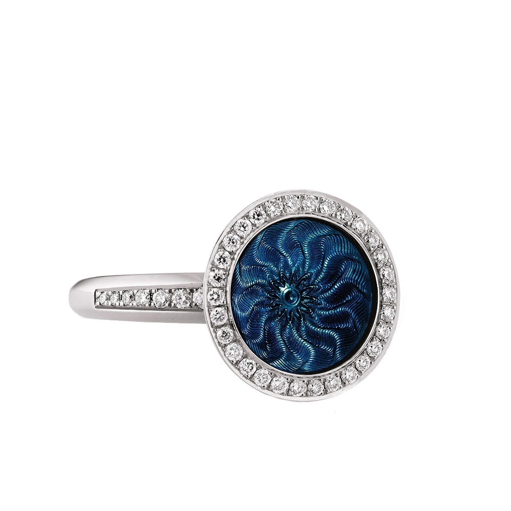 Ring Trance aus Weißgold mit konkav gewölbter petrolblauer Feueremaille über Windmühlen Guilloché, Brillantkranz auf dem Ringkopf und Brillanten auf der Ringschiene.