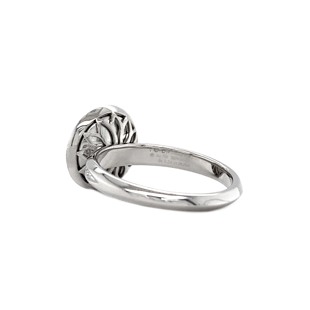 Ring Trance aus Weißgold mit konkav gewölbter rosa Feueremaille über Windmühlen Guilloché, Brillantkranz auf dem Ringkopf und Brillanten auf der Ringschiene.