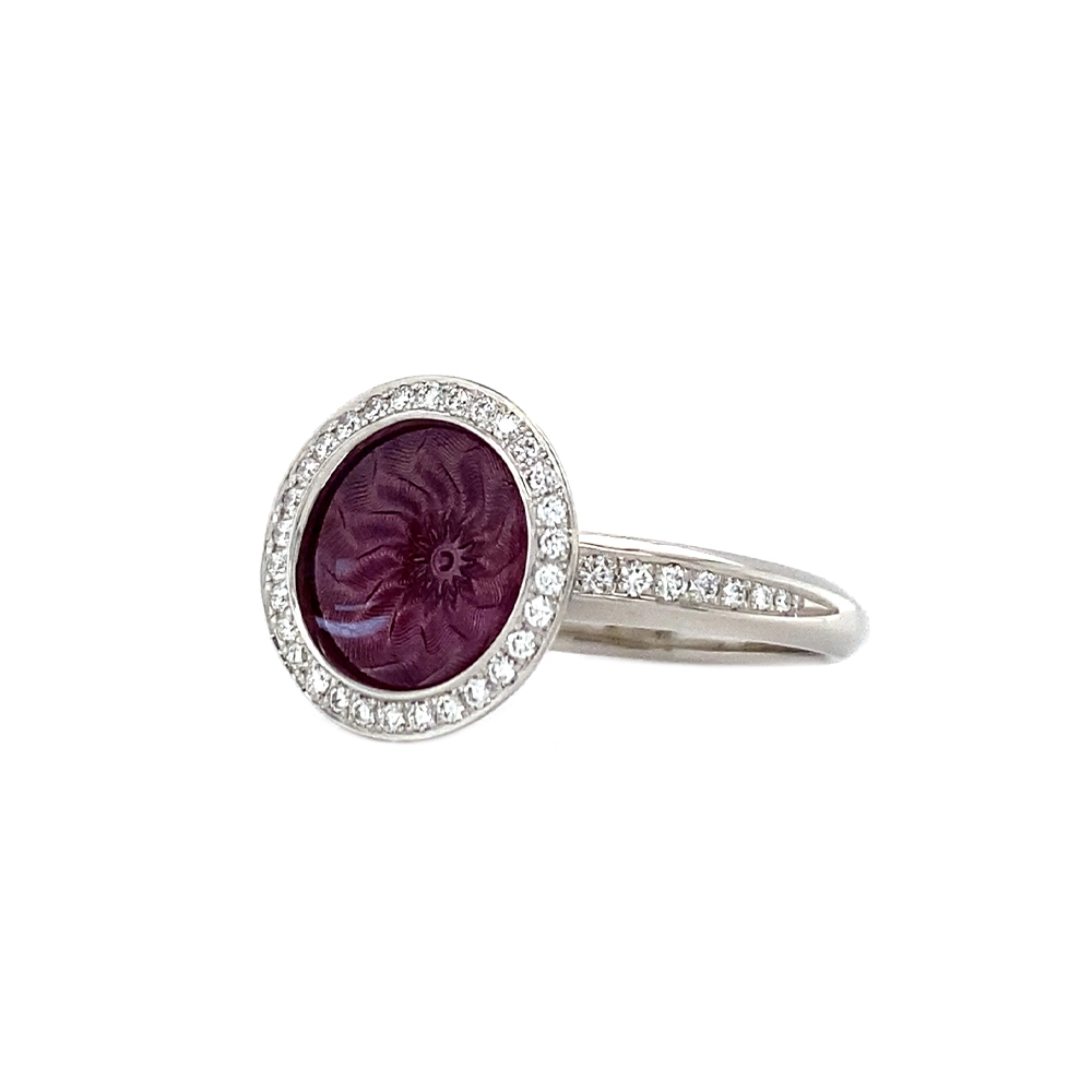Ring Trance aus Weißgold mit konkav gewölbter rosa Feueremaille über Windmühlen Guilloché, Brillantkranz auf dem Ringkopf und Brillanten auf der Ringschiene.