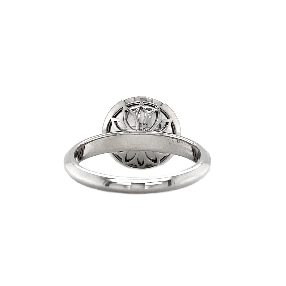 Ring Trance aus Weißgold mit konkav gewölbter rosa Feueremaille über Windmühlen Guilloché, Brillantkranz auf dem Ringkopf und Brillanten auf der Ringschiene.