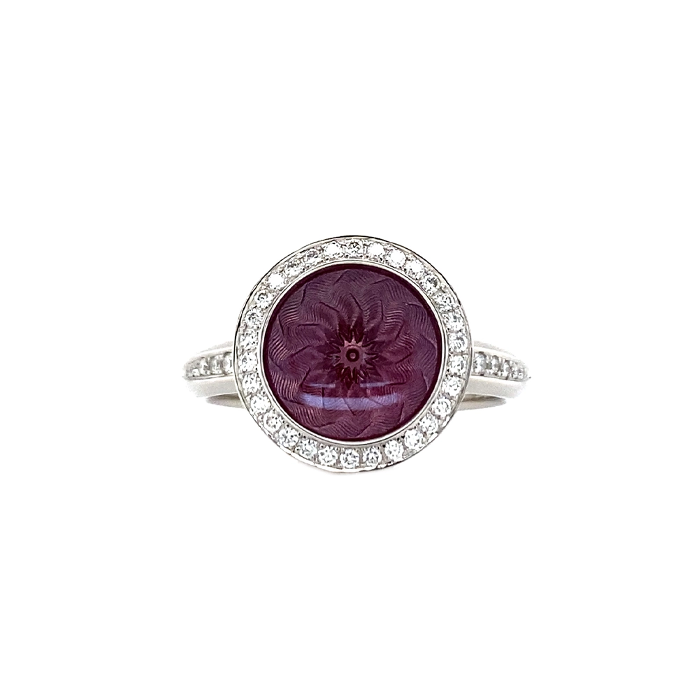 Ring Trance aus Weißgold mit konkav gewölbter rosa Feueremaille über Windmühlen Guilloché, Brillantkranz auf dem Ringkopf und Brillanten auf der Ringschiene.