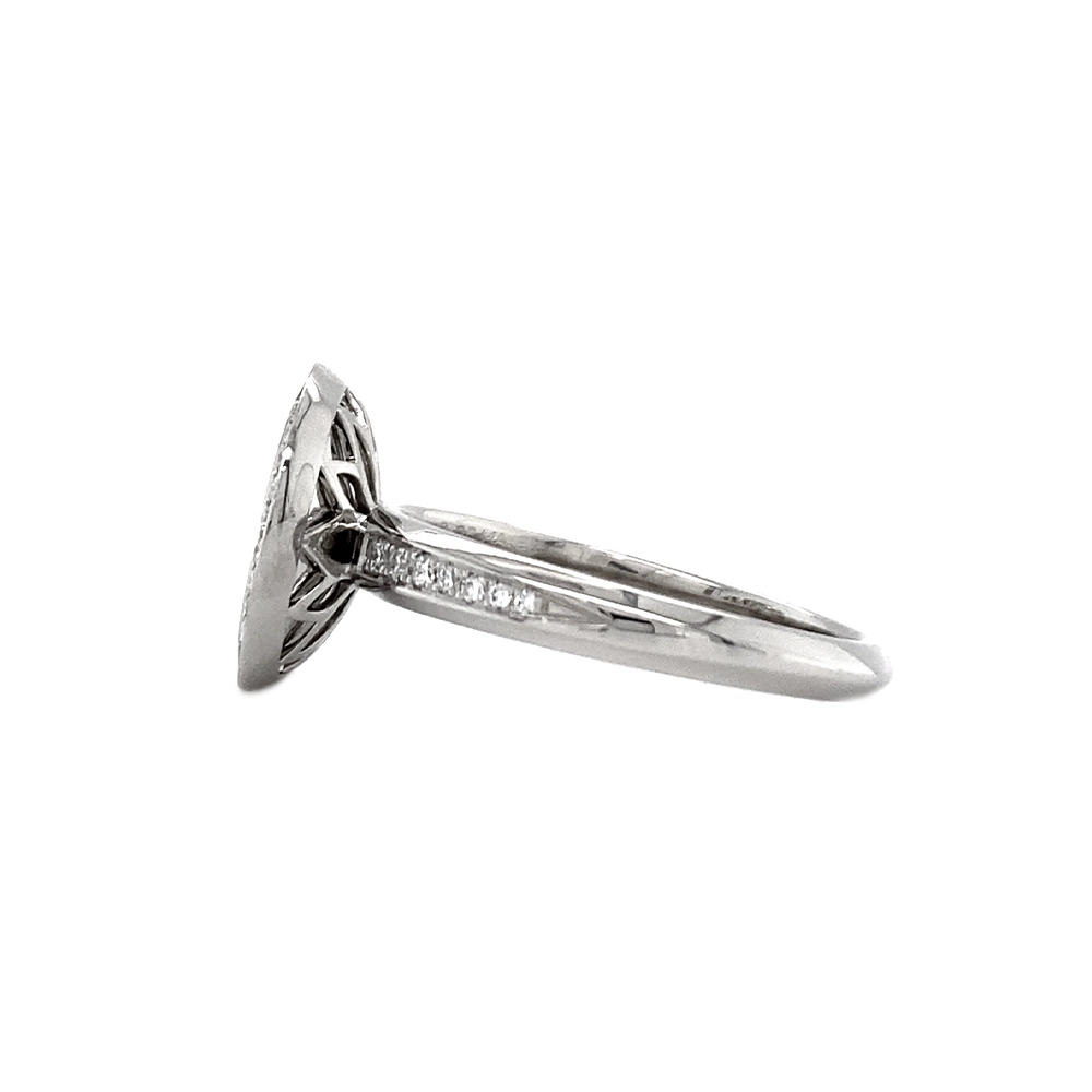 Ring Trance aus Weißgold mit konkav gewölbter rosa Feueremaille über Windmühlen Guilloché, Brillantkranz auf dem Ringkopf und Brillanten auf der Ringschiene.