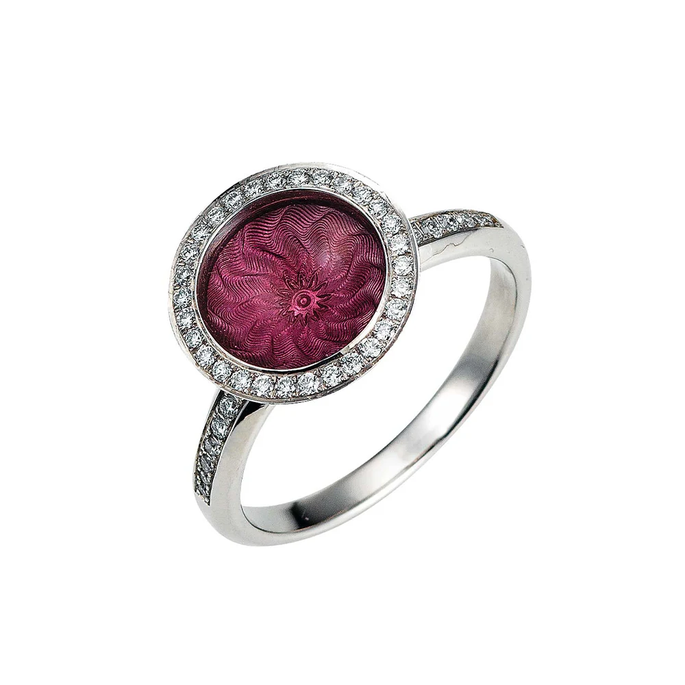 Ring Trance aus Weißgold mit konkav gewölbter rosa Feueremaille über Windmühlen Guilloché, Brillantkranz auf dem Ringkopf und Brillanten auf der Ringschiene.