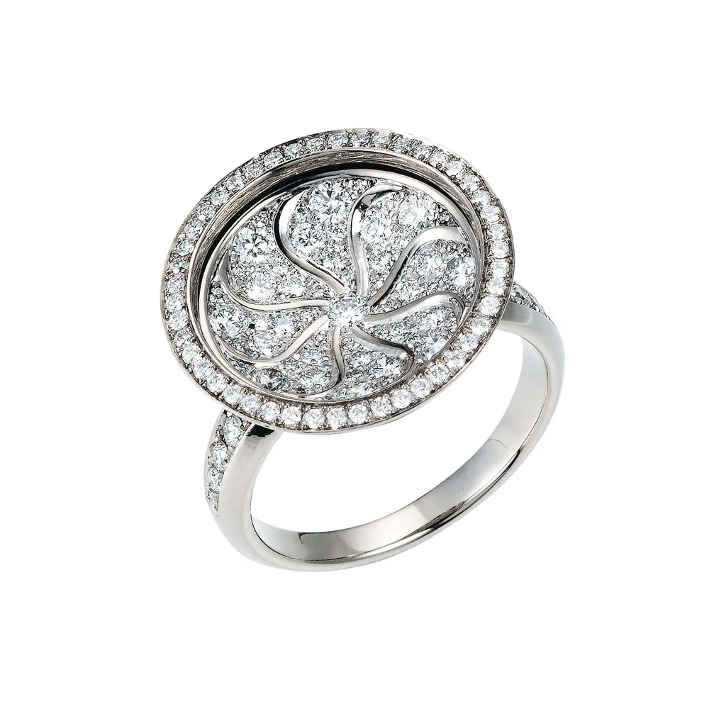 Ring Trance aus Weißgold mit konkav gewölbtem Ringkopf und Guilloché-Pavée in Windmühlen-Optik aus Brillanten, Ringkopf Durchmesser 18,4 mm.